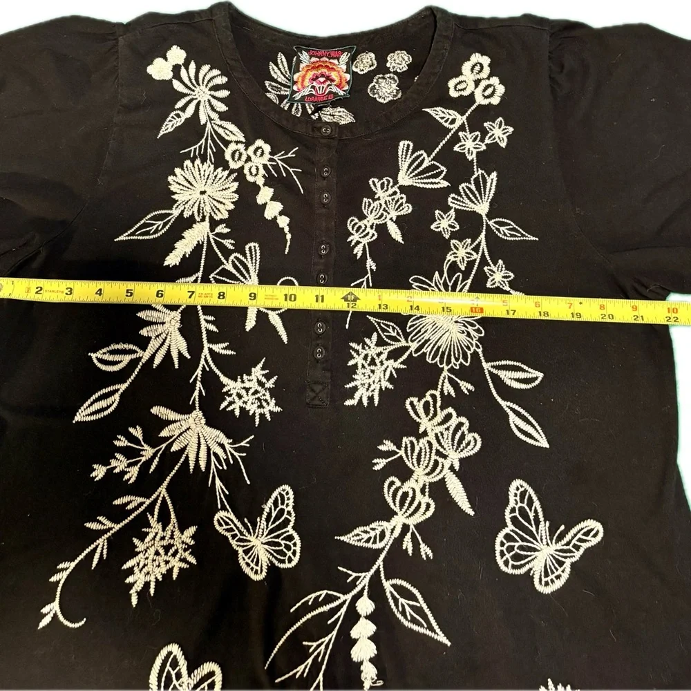 Johnny Was Embroidered Black & White Henley Sz L - Picture 6 of 7